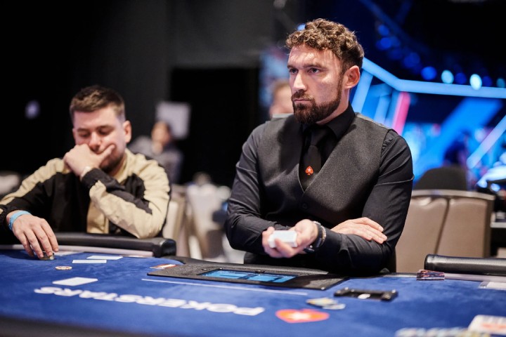 当发牌员失误，亮出了你需要的牌，这手牌到底该不该弃？